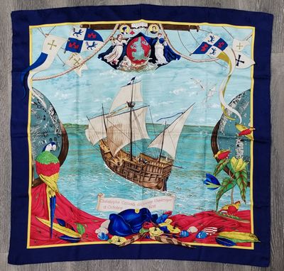 une écharpe bleue et blanche sur laquelle est représenté un bateau pirate