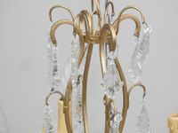 Lustre en métal peint doré et verre à pendeloques, les bobèc… (photo 4)