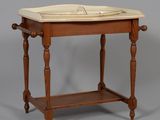 une petite table en bois sur laquelle est posé un livre