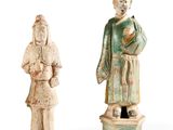 deux petites statues représentant un homme et une femme debout l'un à côté de l'autre