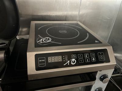 une cuisinière équipée d'un brûleur électrique sur le dessus
