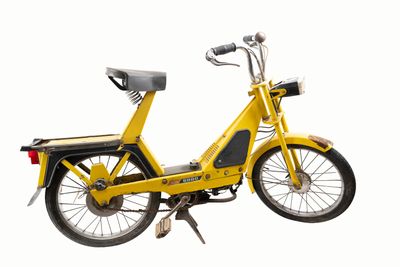 un vélo jaune garé sur une surface blanche