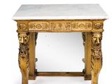 une petite table au plateau en marbre recouvert de feuilles d'or