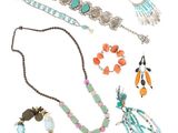 assortiment de colliers, bracelets et boucles d'oreilles sur fond blanc