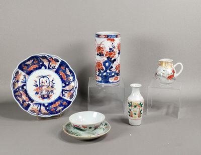 de nombreux types de vases et d'assiettes exposés