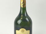 une image d'une bouteille de champagne sur fond blanc