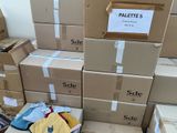 une pile de cartons et une peluche par terre