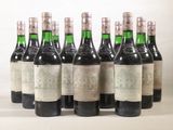 six bouteilles de vin sont alignées sur une table