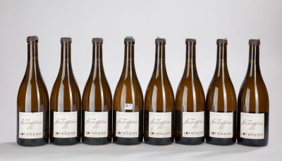 six bouteilles de vin sont alignées sur une table