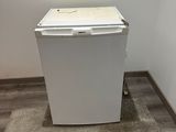 image d'un petit réfrigérateur blanc dans une pièce