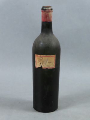 une vieille bouteille de vin avec une étiquette dessus