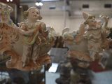 deux figurines exposées dans une vitrine