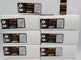 plusieurs boîtes de cigarettes sont empilées les unes sur les autres