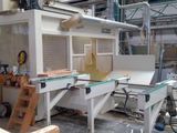 une image d'une machine qui travaille sur un morceau de bois