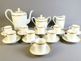 un grand nombre de tasses et de soucoupes sur une table