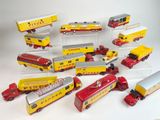 de nombreux types différents de petits trains et de petits camions sur la table