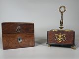 paire de boîtes anciennes en bois avec des poignées en laiton
