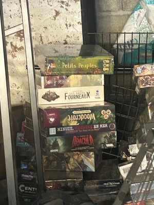 une pile de jeux de société exposée dans la vitrine d'un magasin