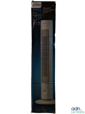 un ventilateur colonne blanc posé sur une boîte en carton