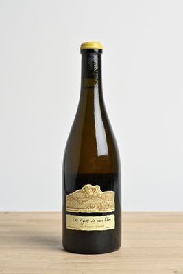 une bouteille de vin posée sur une table