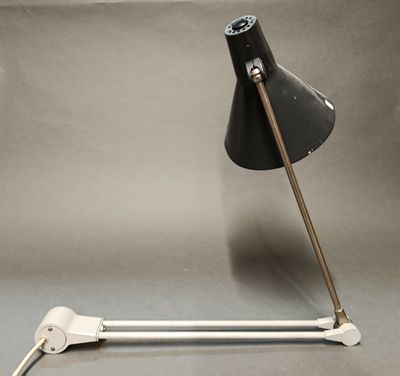 une lampe noire fixée au sommet d'un poteau métallique