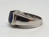 bague en argent ornée d'une pierre bleue au centre