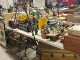 une table avec beaucoup d'objets dans une pièce