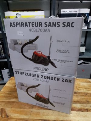 deux cartons contenant des aspirateurs posés sur une table en bois