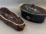 un gâteau au chocolat et une boîte recouverte de chocolat posés sur une table