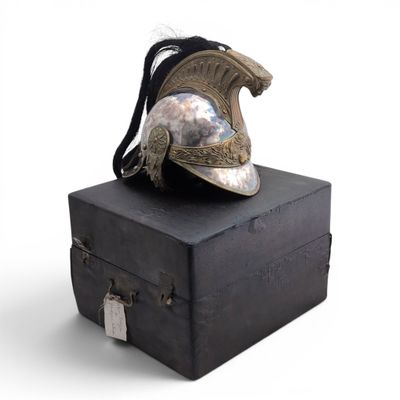 un casque posé sur une valise, sur une surface blanche