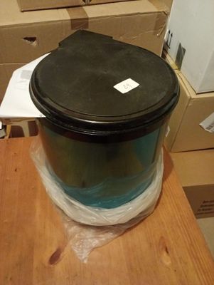 un pot noir posé sur une table en bois