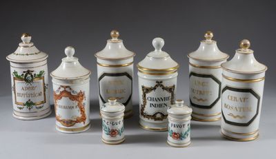 de nombreux types de bocaux en céramique sur la table