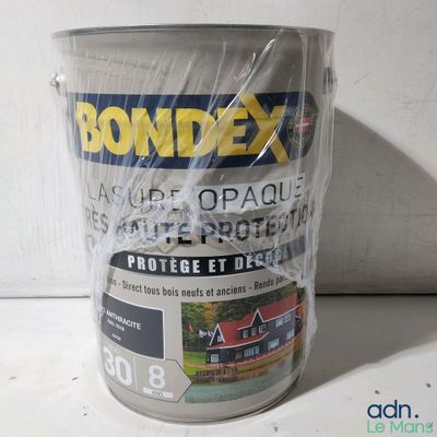 un pot de peinture emballé dans du plastique, posé sur une table