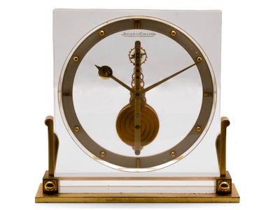une horloge posée sur une table
