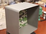 une boîte posée sur une étagère