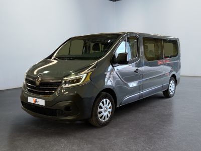 La camionnette grise est garée dans le garage d'un immeuble.