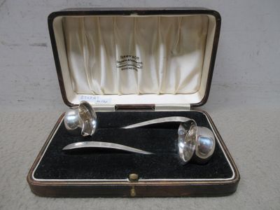 une cuillère en argent et un service de cuillères dans un coffret
