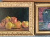 deux tableaux représentant des pommes et un vase posés sur une table