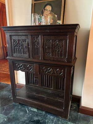 une armoire en bois sur laquelle est posé un tableau