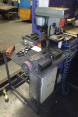 une machine posée sur une table dans une usine