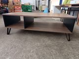 une table basse surmontée d'une étagère, dans une pièce