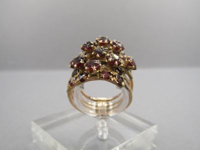 une image représentant une bague en or sertie de grenats