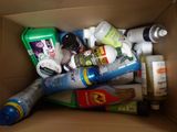 une boîte en carton remplie de différents types de produits de soin de la peau