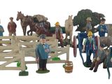 de nombreuses figurines représentant des personnes et des chevaux sur fond blanc
