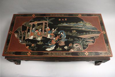 CHINE. Table basse à décor laqué peinte figurant une scène d…