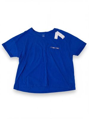 un t-shirt bleu avec une étiquette blanche sur la poitrine