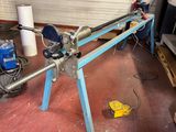 une machine posée sur une table dans un garage