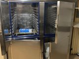 une image d'une cuisine commerciale avec des appareils en acier inoxydable
