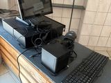 un bureau sur lequel sont posés un clavier et un écran