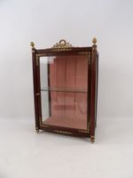 Petite vitrine d'applique en bois mouluré et laiton de style… (photo 2)